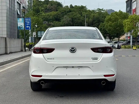 2021 Mazda 3 Axela IV (BP), белый, 1507777 рублей, вид 4