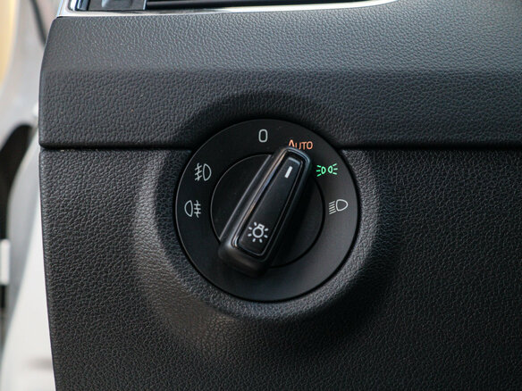 2018 Skoda Octavia III (A7) Рестайлинг, серый, 1890000 рублей - вид 12