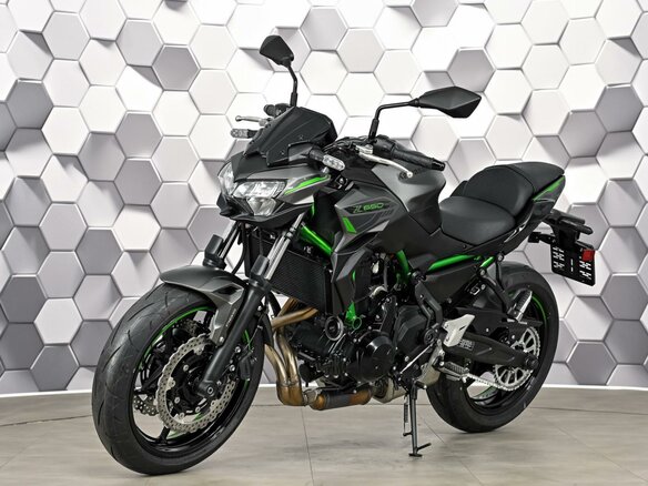 2025 Kawasaki Z 650, серый, 977000 рублей - вид 1