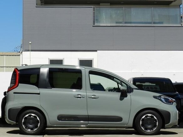 2023 Toyota Sienta III, зелёный, 1440548 рублей - вид 3