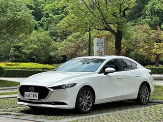 2022 Mazda 3 Axela IV (BP), белый, 1385000 рублей, вид 1