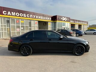 2016 Mercedes-Benz E-Класс 200 V (W213, S213, C238), чёрный, 2050000 рублей, вид 4