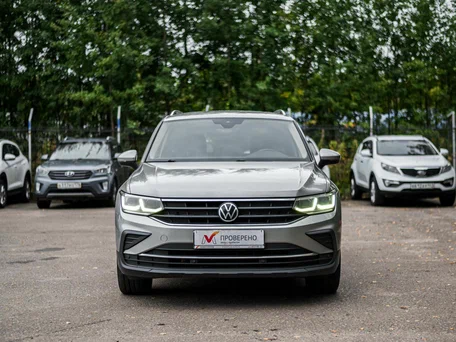 2021 Volkswagen Tiguan II Рестайлинг, серебристый, 2305000 рублей, вид 3