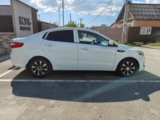 2013 Kia Rio III, белый, 650000 рублей, вид 4