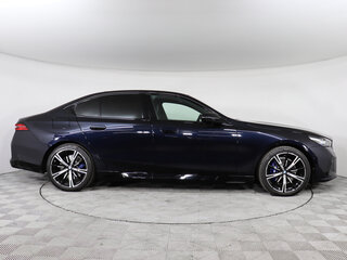 2026 BMW 5 серии 530i xDrive VIII (G60/G61/G68), синий, 9750000 рублей, вид 4