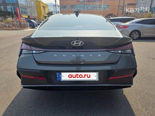 2023 Hyundai Avante VII Рестайлинг, серебристый, 1830005 рублей, вид 4