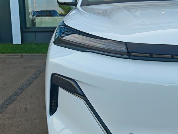 2026 Geely EX5 Гибрид EM-i, белый, 3829990 рублей - вид 3