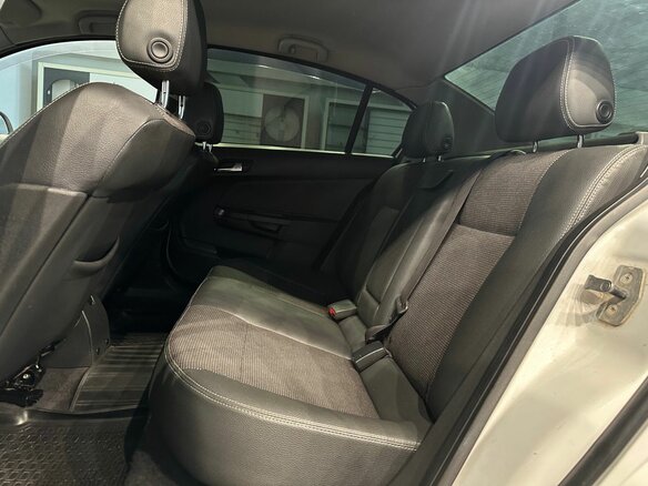 2011 Opel Astra H Рестайлинг, белый, 622000 рублей - вид 10