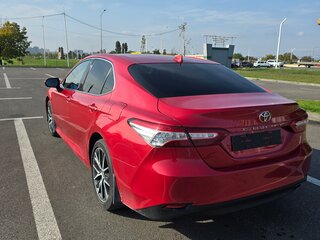 2021 Toyota Camry VIII (XV70) Рестайлинг, красный, 3050000 рублей, вид 3
