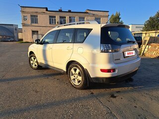 2010 Mitsubishi Outlander II Рестайлинг, белый, 1100000 рублей, вид 4
