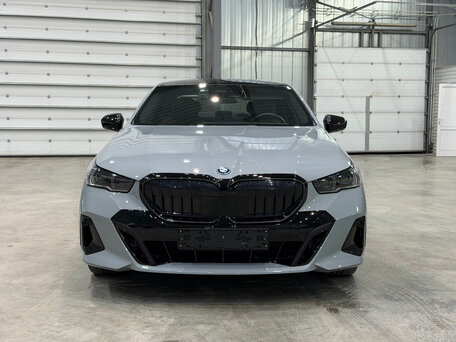 2024 BMW 5 серии 530e xDrive VIII (G60/G61/G68), серый, 8400000 рублей, вид 4