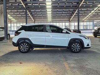 2023 Toyota Yaris L X XP150 Рестайлинг, белый, 1050000 рублей, вид 4