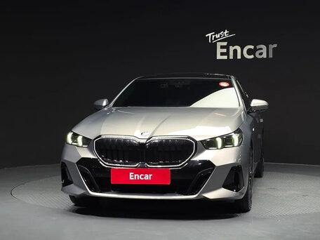 2025 BMW 5 серии 520i VIII (G60/G61/G68), серебристый, 6600000 рублей, вид 3