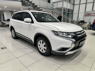 2017 Mitsubishi Outlander III Рестайлинг 2, белый, 1299000 рублей, вид 3