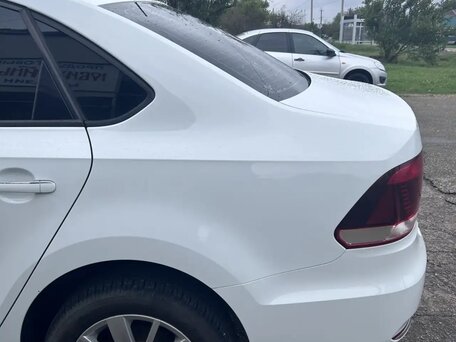 2018 Volkswagen Polo V Рестайлинг, белый, 990000 рублей, вид 3