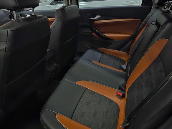 2026 Lada (ВАЗ) Vesta SW Cross I Рестайлинг (NG), серебристый - вид 10