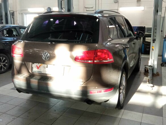 2012 Volkswagen Touareg II, коричневый, 1599000 рублей - вид 2