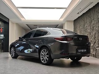 2022 Mazda 3 Axela IV (BP), серебристый, 1320000 рублей, вид 4