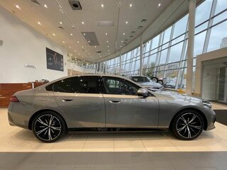 2026 BMW 5 серии 530i xDrive VIII (G60/G61/G68), серый, 10800000 рублей, вид 4