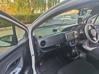 2015 Toyota Vitz III (XP130) Рестайлинг, белый, 800000 рублей, вид 5