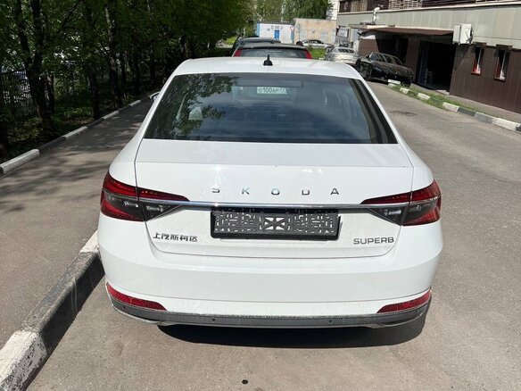 2025 Skoda Superb III Рестайлинг, белый, 3000000 рублей - вид 2
