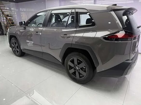 2026 Toyota RAV4 V (XA50), серый, 4794000 рублей - вид 3