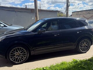 2020 Porsche Cayenne III, чёрный, 5500000 рублей, вид 3
