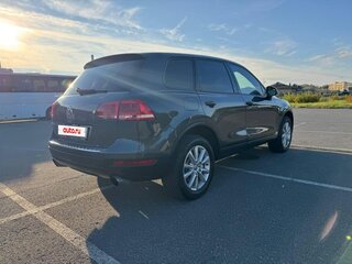 2011 Volkswagen Touareg II, серый, 1499999 рублей, вид 4