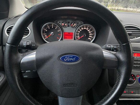 2010 Ford Focus II Рестайлинг, серебристый, 600000 рублей - вид 8