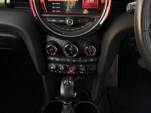 2020 Mini Hatch Cooper D III (F55/F56) Рестайлинг, чёрный, 1980000 рублей - вид 16