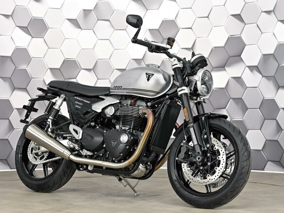 2025 Triumph Speed Twin, серебристый, 1629000 рублей