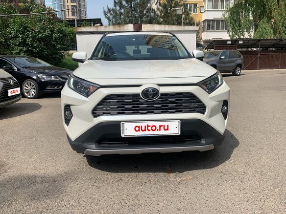 2019 Toyota RAV4 V (XA50), белый, 3500000 рублей