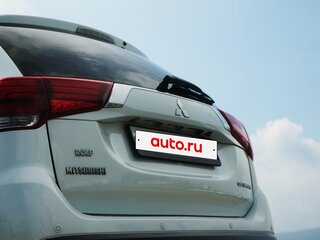 2015 Mitsubishi Outlander III Рестайлинг 2, белый, 1300000 рублей, вид 5
