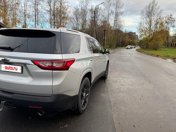 2019 Chevrolet Traverse II, серебристый, 2600000 рублей - вид 9