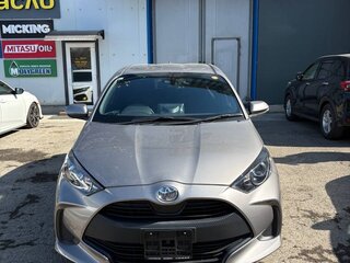 2022 Toyota Yaris IV, серебристый, 765000 рублей, вид 1