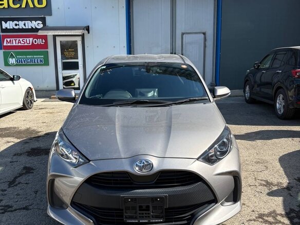 2022 Toyota Yaris IV, серебристый, 765000 рублей