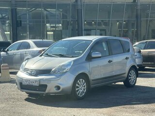 2012 Nissan Note I Рестайлинг, серебристый, 695000 рублей, вид 3