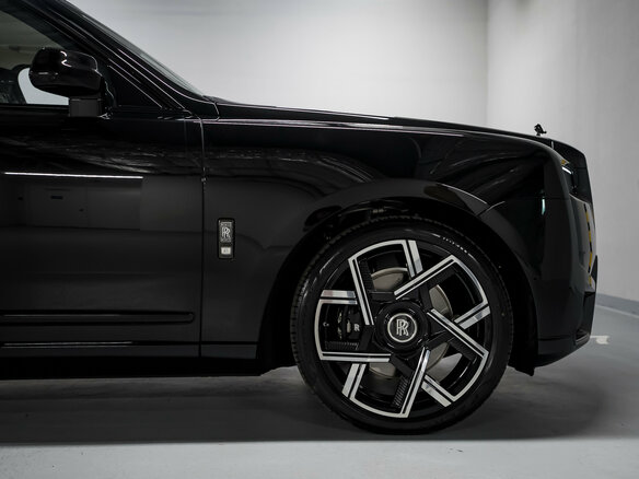 2025 Rolls-Royce Cullinan Black Badge I Рестайлинг (Series II), чёрный, 72000000 рублей - вид 8