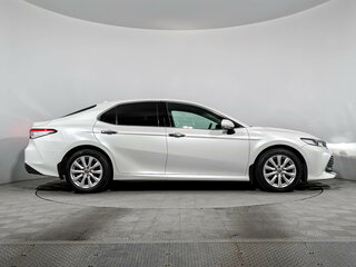 2018 Toyota Camry VIII (XV70), белый, 2590000 рублей, вид 4