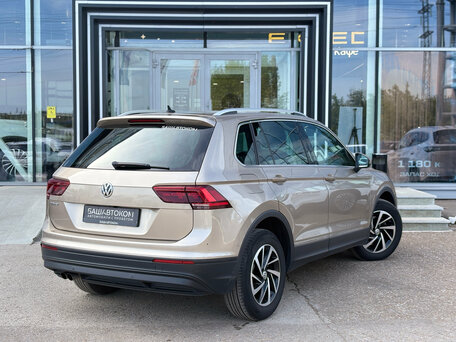 2018 Volkswagen Tiguan II, бежевый, 1670000 рублей, вид 4