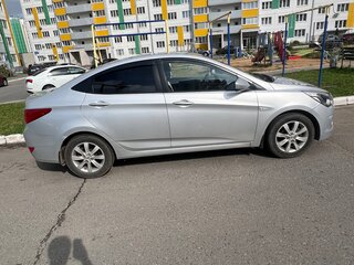 2014 Hyundai Solaris I Рестайлинг, серебристый, 800000 рублей, вид 2