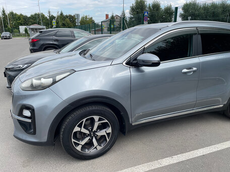 2018 Kia Sportage IV Рестайлинг, серебристый, 1750000 рублей, вид 4