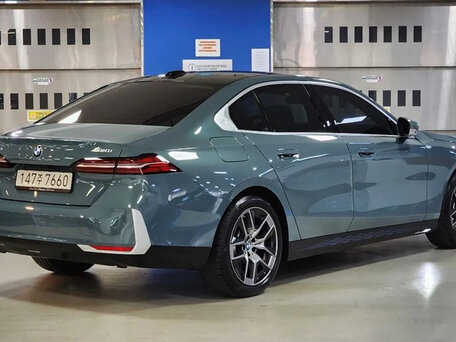 2025 BMW 5 серии 520i VIII (G60/G61/G68), голубой, 4948000 рублей, вид 3