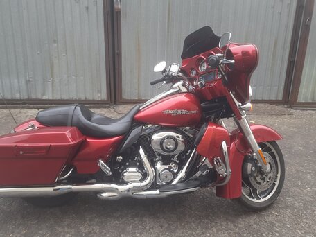 2013 Harley-Davidson Street Glide, красный, 1050000 рублей, вид 2