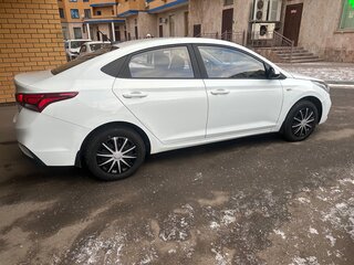 2017 Hyundai Solaris II, белый, 735000 рублей, вид 4