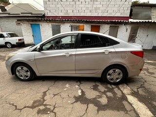 2015 Hyundai Solaris I Рестайлинг, серебристый, 630000 рублей, вид 5