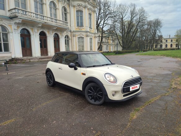 2017 Mini Hatch Cooper III (F55/F56), белый, 1360000 рублей - вид 1
