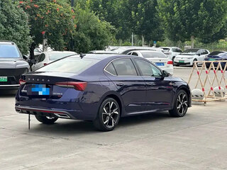 2023 Skoda Octavia IV (A8), синий, 1740000 рублей, вид 4
