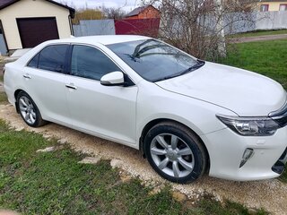 2017 Toyota Camry VII (XV50) Рестайлинг 2, белый, 2000000 рублей, вид 3