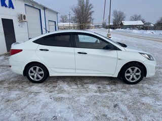 2013 Hyundai Solaris I, белый, 850000 рублей, вид 4